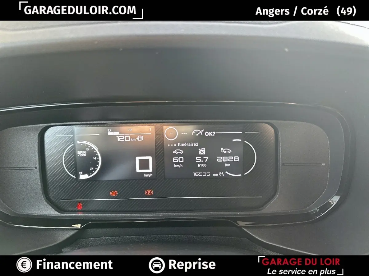 Gros plan sur le combiné d'instruments numérique du tableau de bord du Citroën Berlingo 2024 affichant vitesse, consommation et kilométrage.