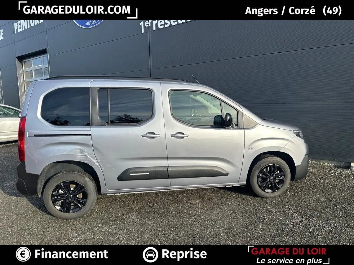 Vue de profil côté gauche d’un Citroën Berlingo gris clair 2024 avec jantes noires et vitres arrière teintées.