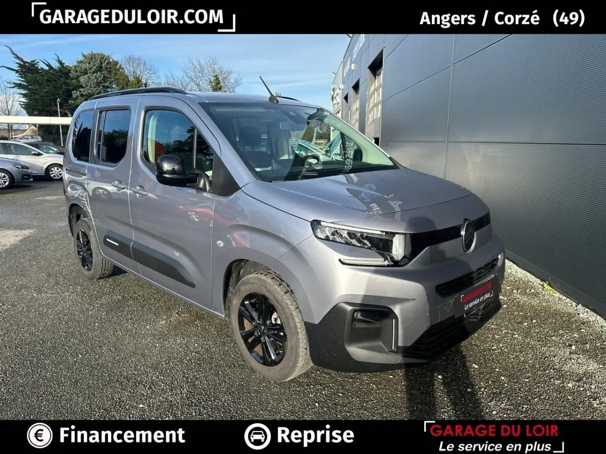 Vue 3/4 avant droit d'un Citroën Berlingo gris clair avec jantes noires et détails noirs sur les rétroviseurs et bas de caisse.