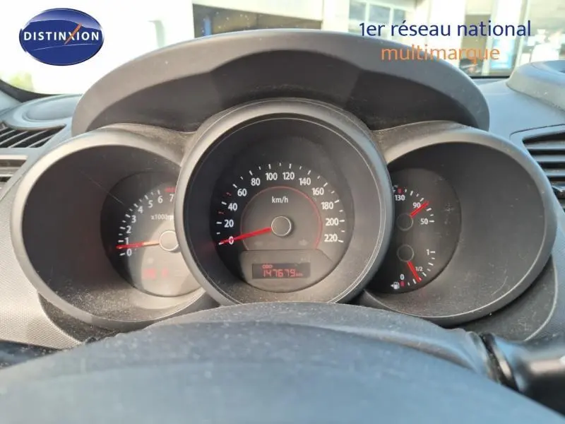 Vue rapprochée du tableau de bord noir de la Kia Soul 2010, montrant les compteurs de vitesse et de régime.
