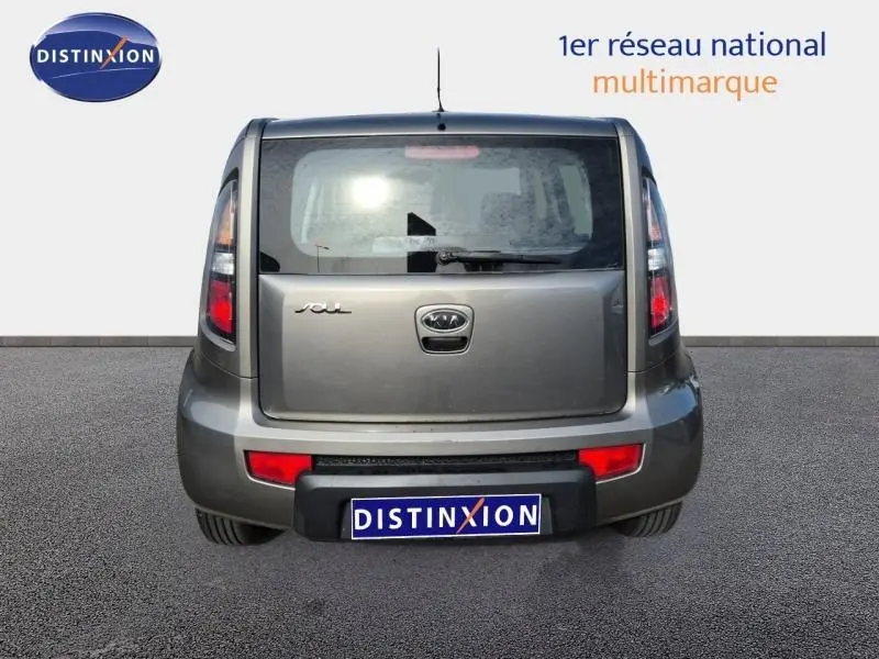 Vue arrière d'une KIA SOUL 1.6 16v Plug 2010 gris métal avec feux verticaux et plaque Distinxion.