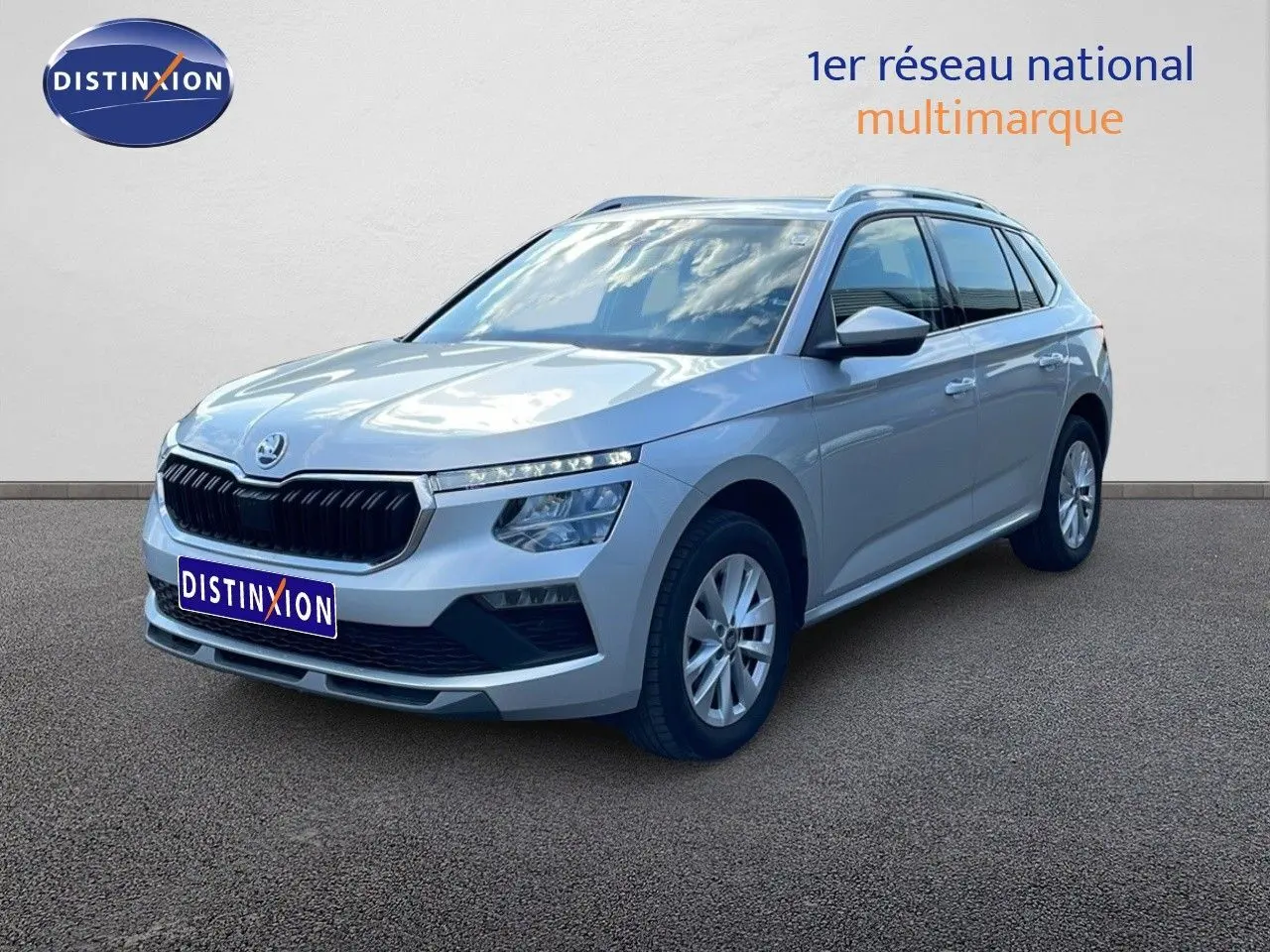 Vue 3/4 avant d'un Skoda Kamiq gris argent métallisé avec calandre noire et jantes alliage 16 pouces.