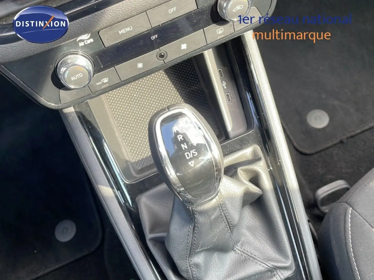 Le levier de vitesses automatique de la Skoda Kamiq 2025 en gros plan, avec console noire et détails argentés.