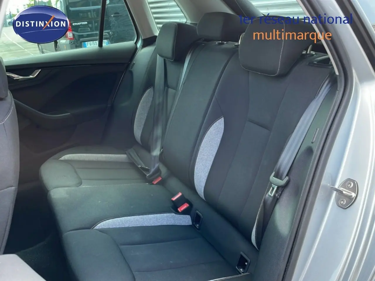 Vue intérieure côté droit des sièges arrière en tissu noir et gris d'un Skoda Kamiq gris argent métal 2025.