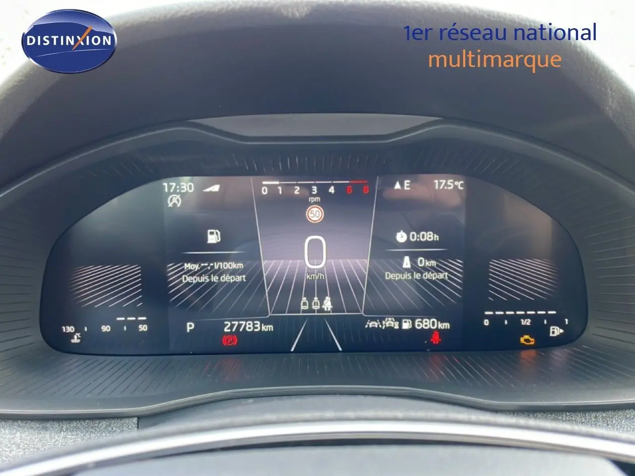 Tableau de bord numérique du Skoda Kamiq gris argent, affichant la vitesse à 0 km/h et diverses informations de conduite.