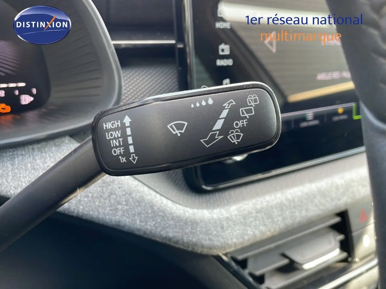 Gros plan sur la commande d’essuie-glace à gauche du volant dans l’habitacle gris argent du Skoda Kamiq 2025.