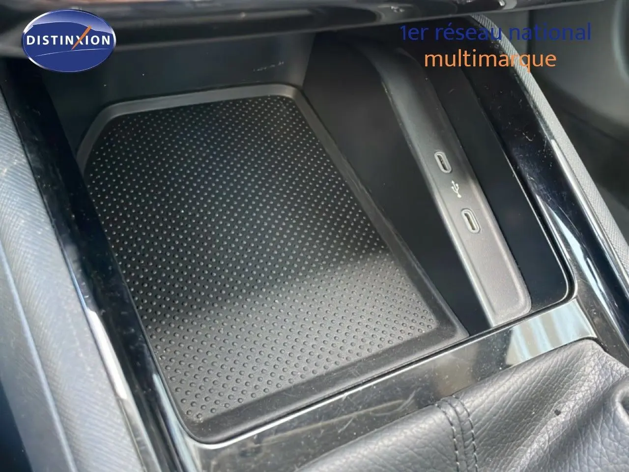 Gros plan sur la console centrale avec recharge sans fil et ports USB du Skoda Kamiq gris argent 2025.