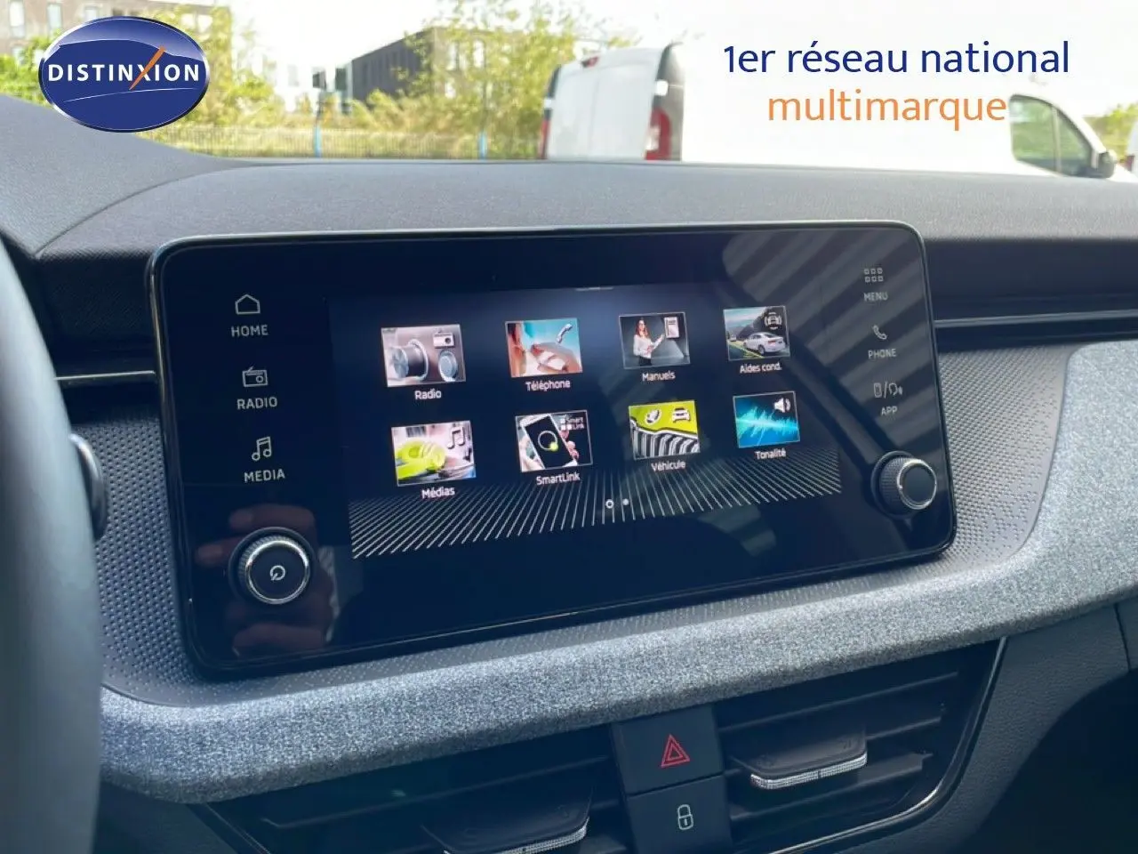 Écran tactile central du tableau de bord du Skoda Kamiq 2025, affichant le menu multimédia et connectivité.