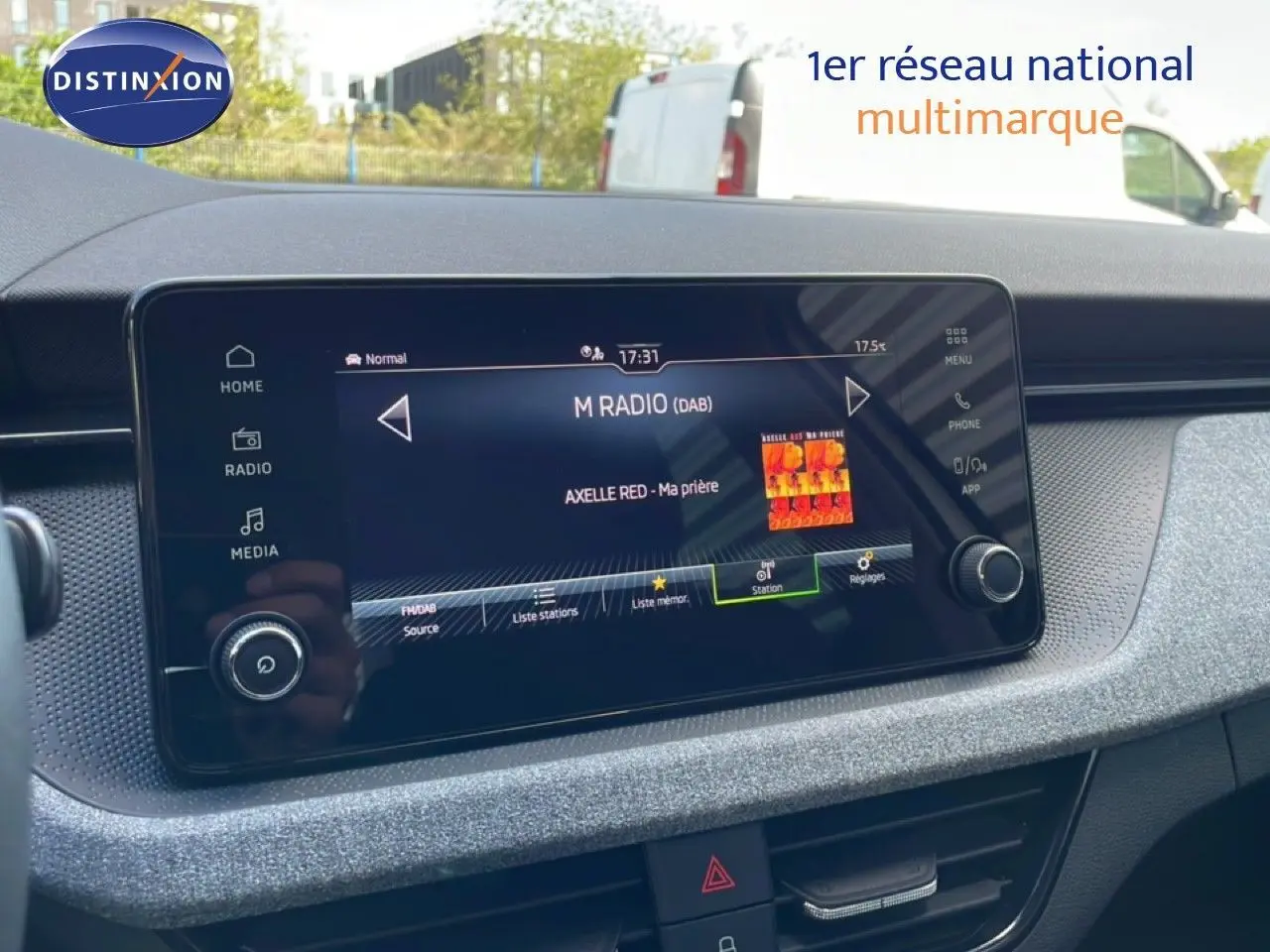Gros plan sur l'écran tactile central du Skoda Kamiq gris argent, affichant la radio numérique avec menu clair.