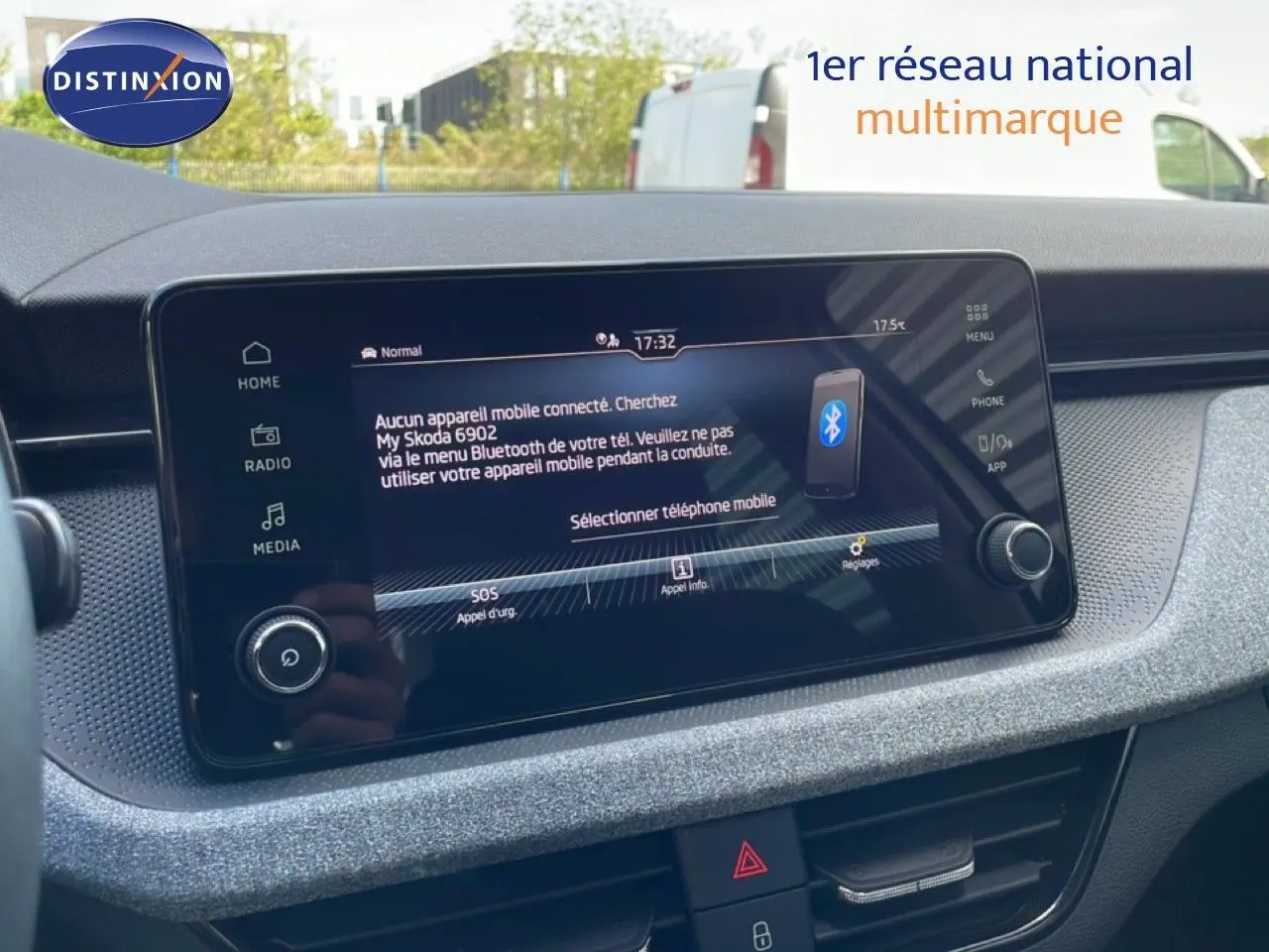 Écran tactile central du tableau de bord du Skoda Kamiq 2025, affichant le menu Bluetooth, intérieur gris.