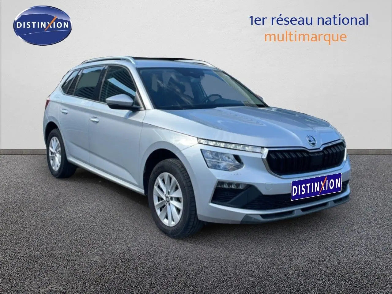 Vue 3/4 avant d’un Skoda Kamiq gris argent métallisé avec calandre noire et jantes alliage 16 pouces.