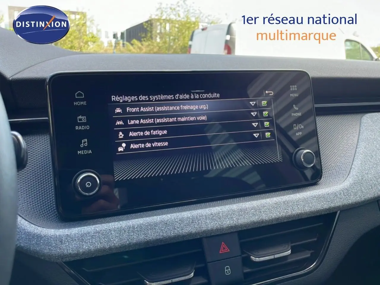 Écran tactile central du Skoda Kamiq 2025 affichant les réglages d'aide à la conduite, intérieur noir.