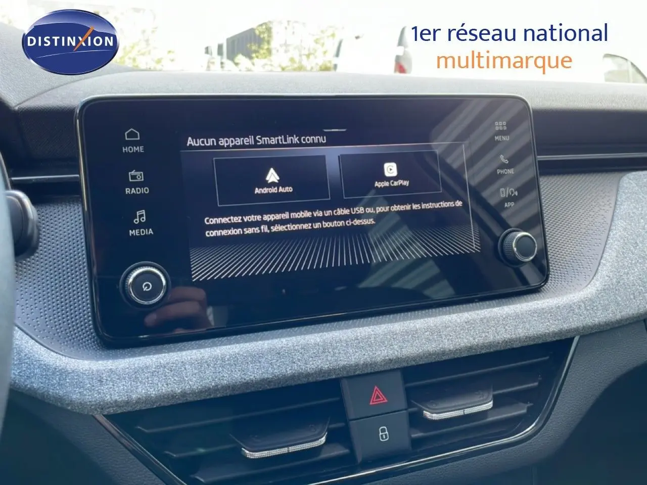 Écran tactile central du tableau de bord du Skoda Kamiq gris argent 2025, affichant les options Android Auto et Apple CarPlay.