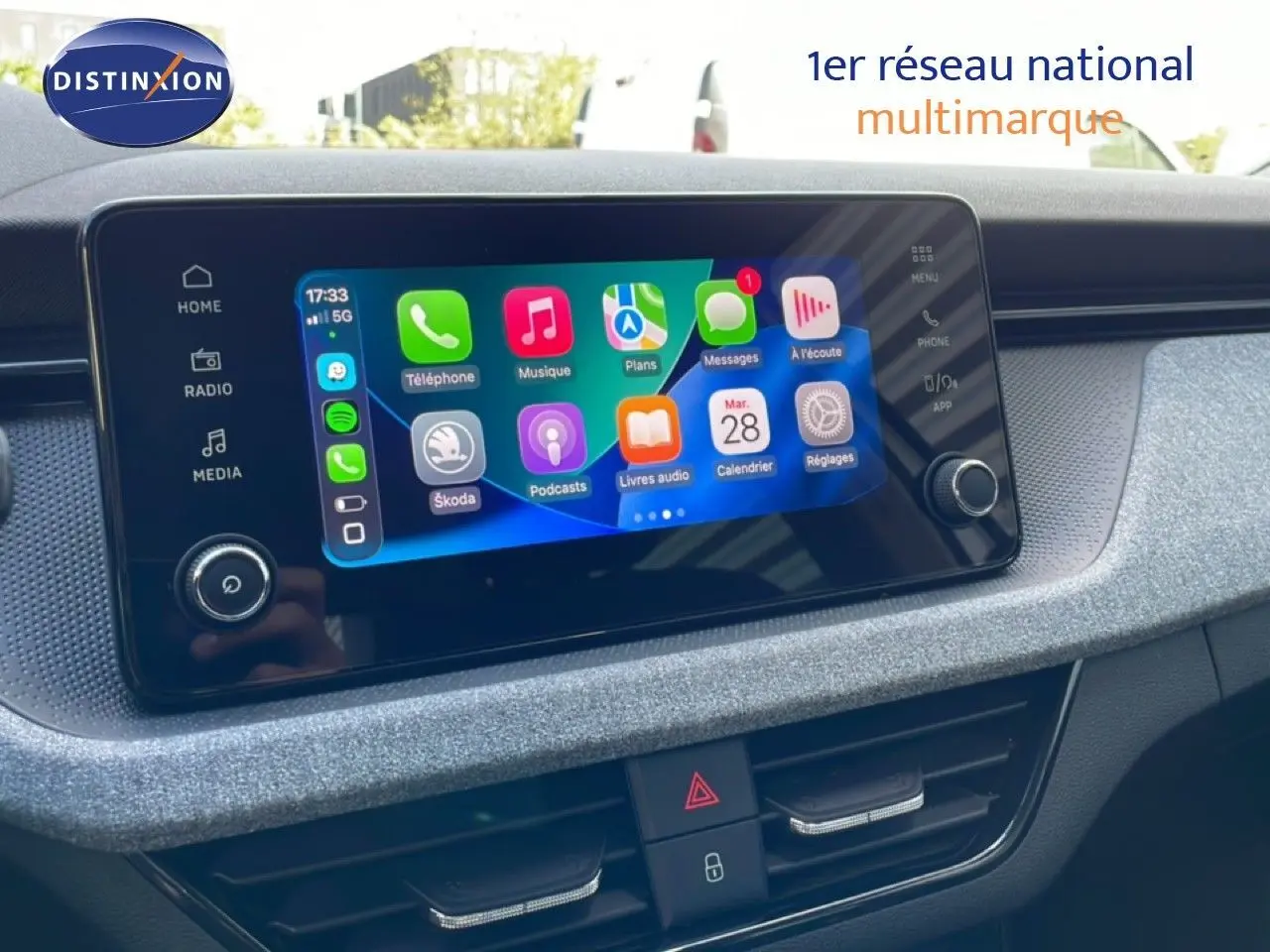 Écran tactile central du Skoda Kamiq 2025, vue de face, avec interface Apple CarPlay colorée et tableau de bord gris.