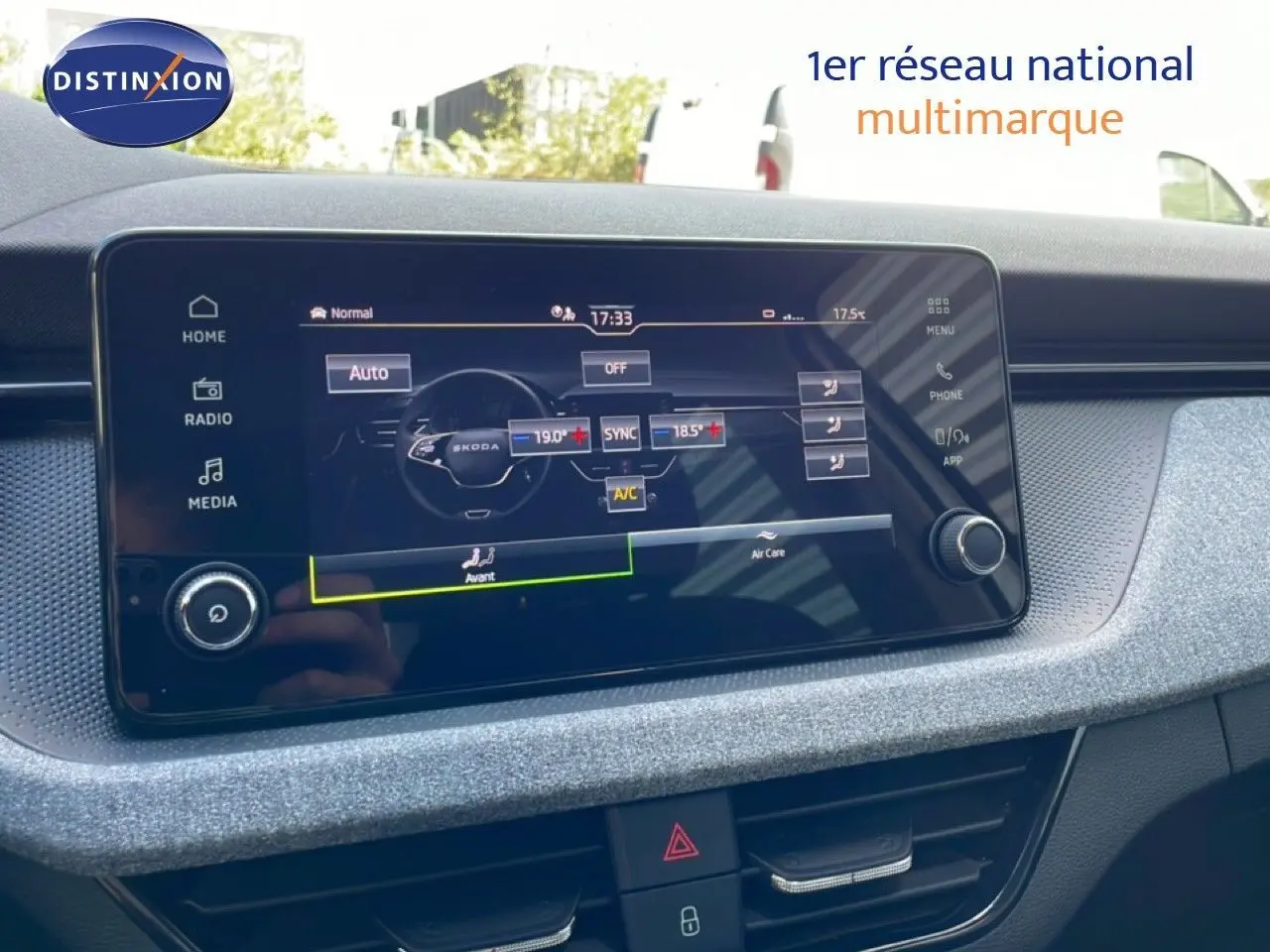 Écran tactile central du Skoda Kamiq 2025 gris argent, affichant les réglages de climatisation automatique.