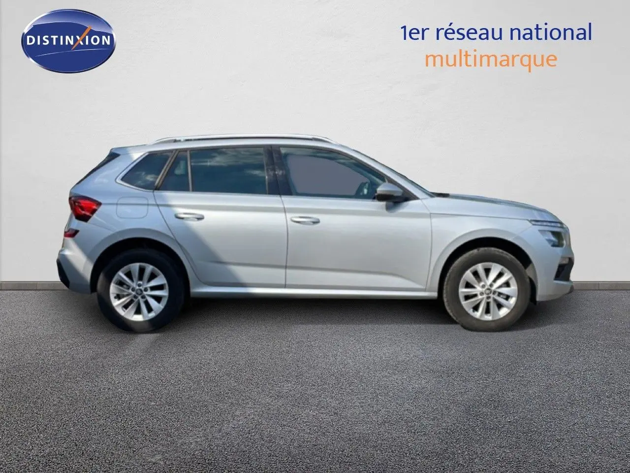 Vue de profil droit d'un Skoda Kamiq gris argent métallisé 2025, SUV compact avec jantes alliage et vitres teintées.