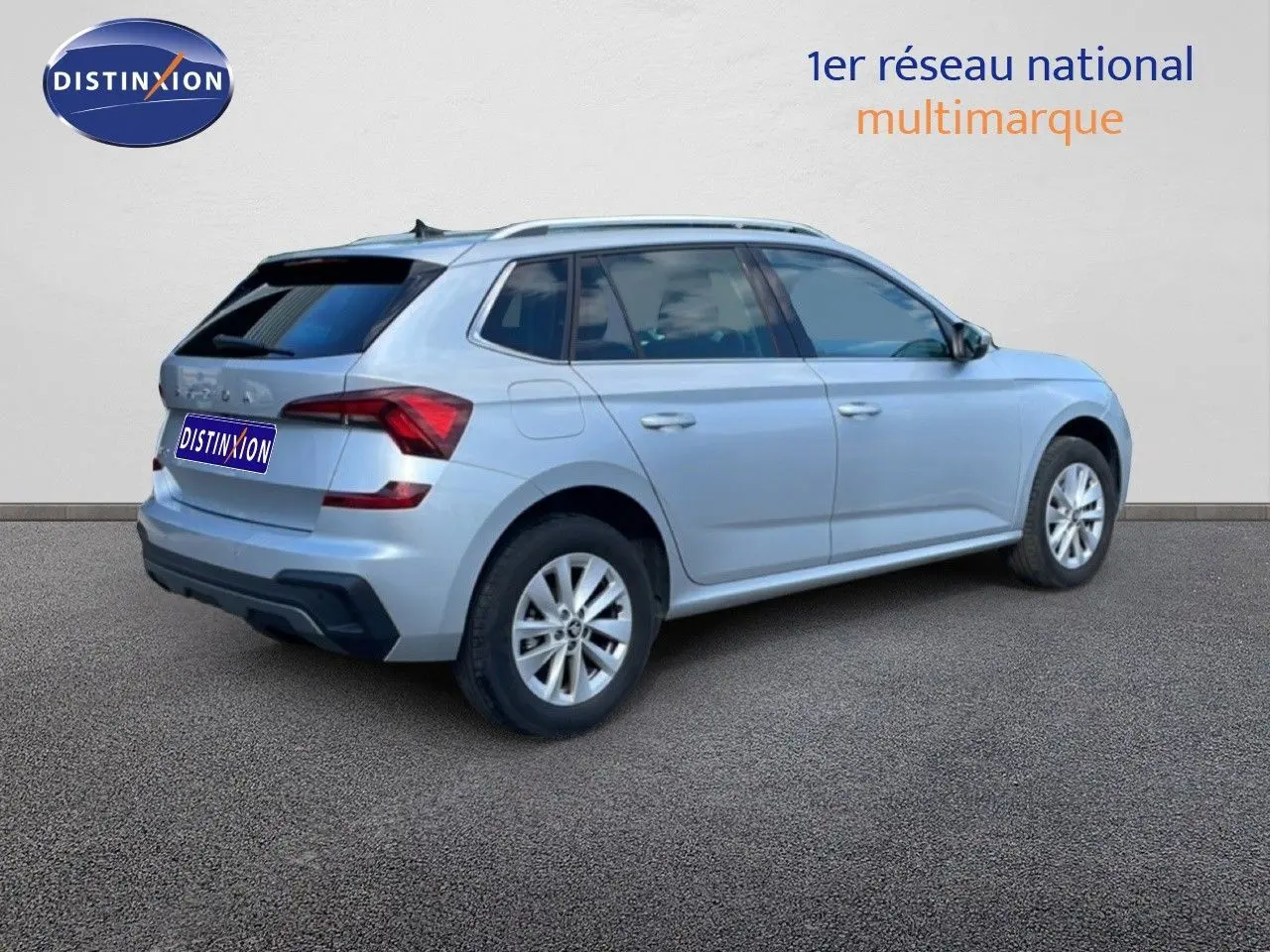 Vue 3/4 arrière droite d'un Skoda Kamiq gris argent métallisé avec jantes alliage et vitres teintées.