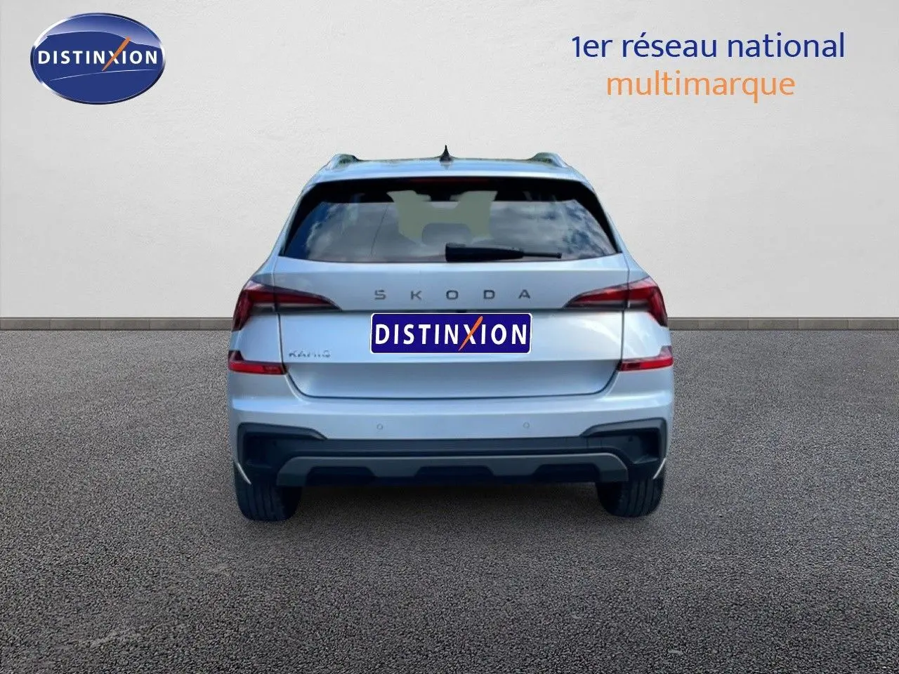 Vue arrière d'un Skoda Kamiq gris argent métal 2025, avec feux arrière LED et logo distinctif au centre du hayon.