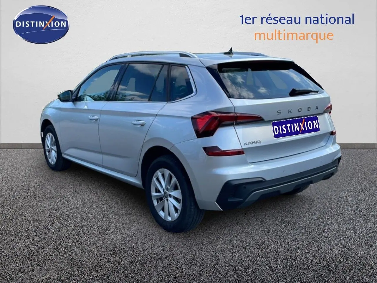 Vue 3/4 arrière droite d'un Skoda Kamiq gris argent métallisé avec feux arrière LED et jantes alliage 16 pouces.