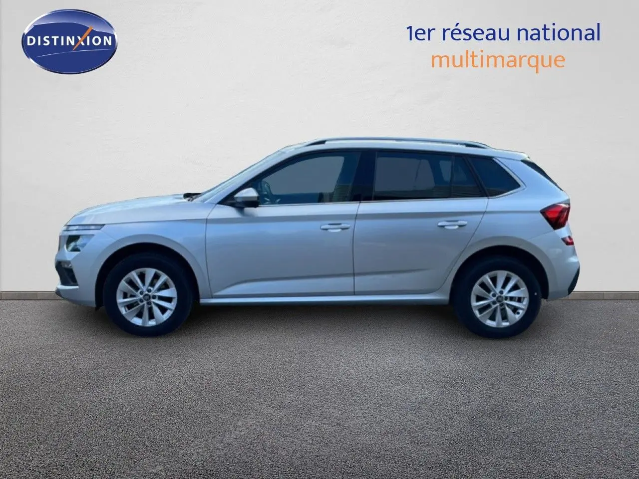 Vue de profil côté gauche d'un Skoda Kamiq gris argent métal 2025, SUV compact avec jantes alliage et vitres teintées.