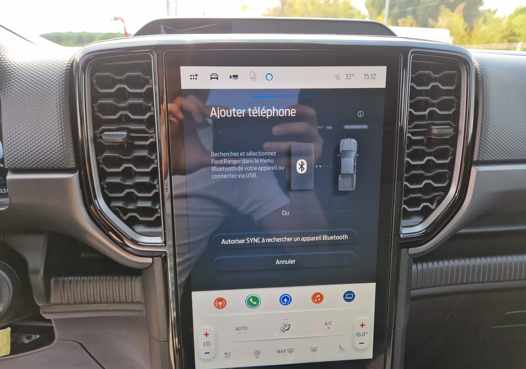 Vue rapprochée de l’écran tactile central 12,4’’ du Ford Ranger Super Cabine gris Iconic avec commandes climatisation et ventilation.