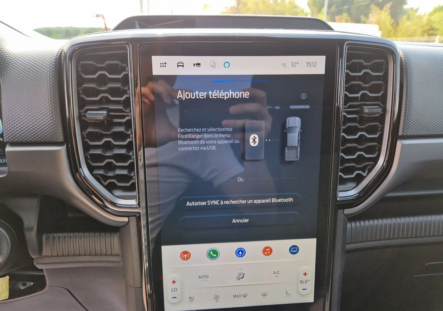 Écran tactile central du Ford Ranger Super Cabine 2026 affichant la connexion Bluetooth, entouré de grilles d'aération noires.