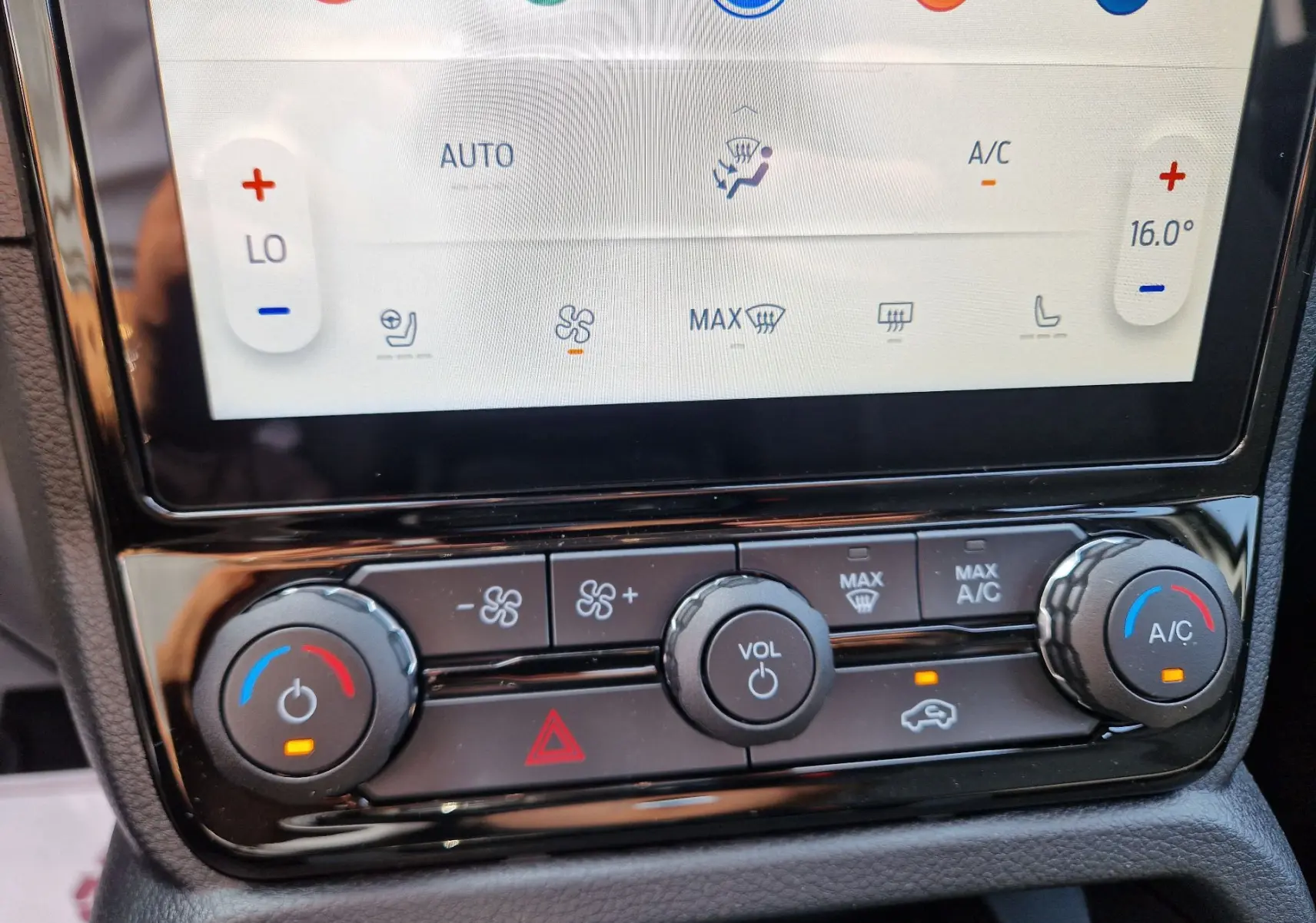 Gros plan sur la console centrale du Ford Ranger Super Cabine 2026, montrant les commandes de climatisation et volume.