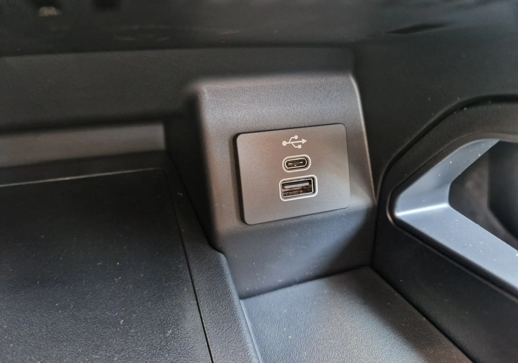 Gros plan sur les ports USB-C et USB-A intégrés dans l’habitacle du Ford Ranger Super Cabine gris Iconic 2026.