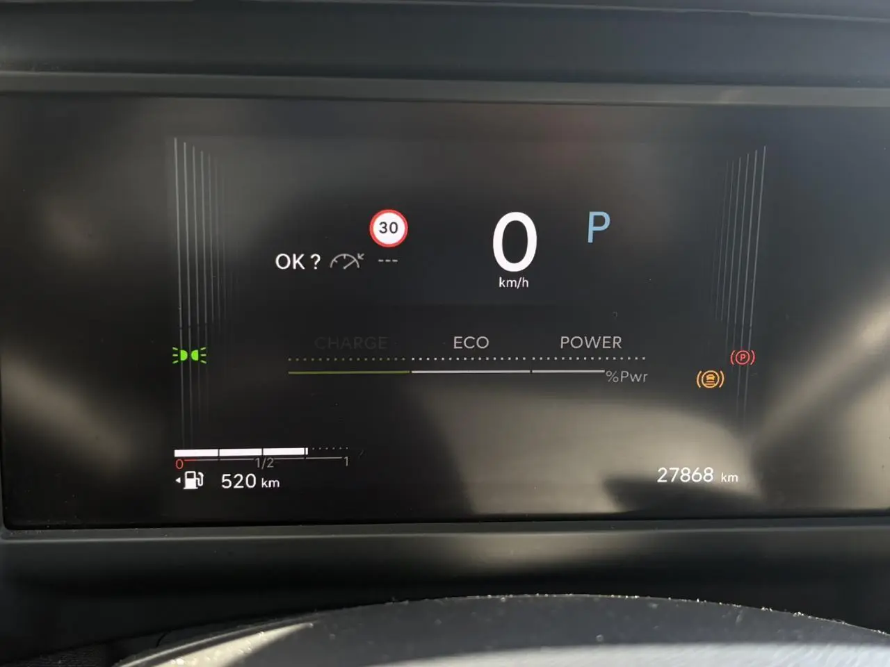 Combiné numérique TFT 7 pouces de la Citroën C4 Hybrid 145, affichant vitesse, autonomie et alertes au tableau de bord.