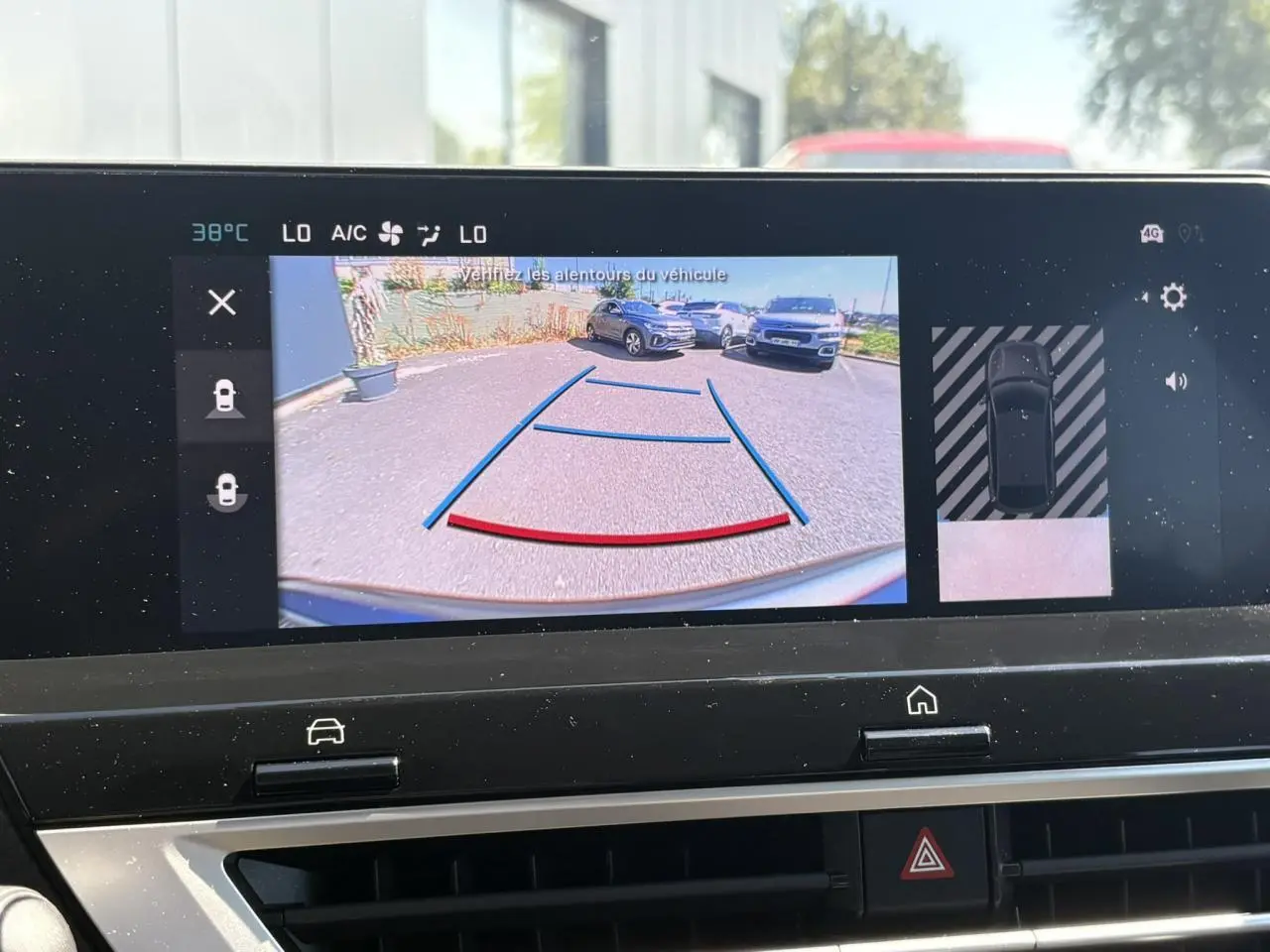 Écran central tactile montrant la caméra de recul avec guidage coloré sur Citroën C4 Hybrid gris Mercury.