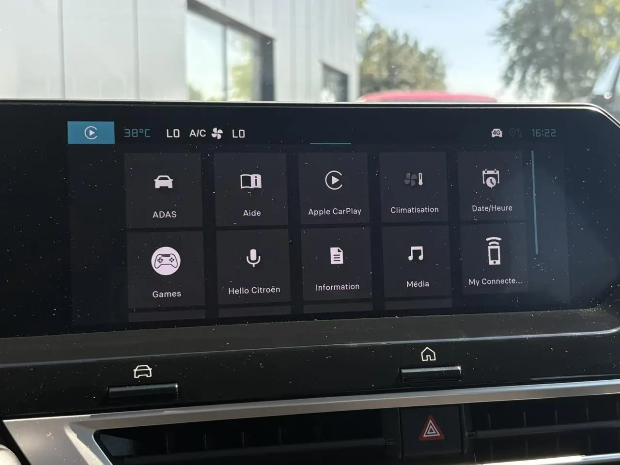 Écran tactile central 10 pouces du Citroën C4 Hybrid 2025 affichant les options Apple CarPlay et climatisation.