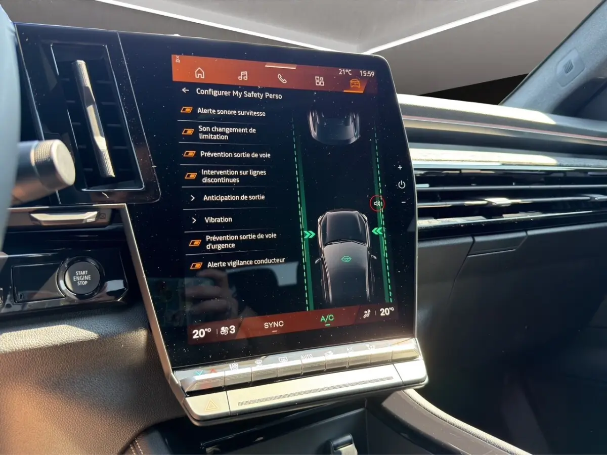 Écran tactile central de la Renault Rafale 2025 affichant les aides à la conduite, intérieur noir moderne.