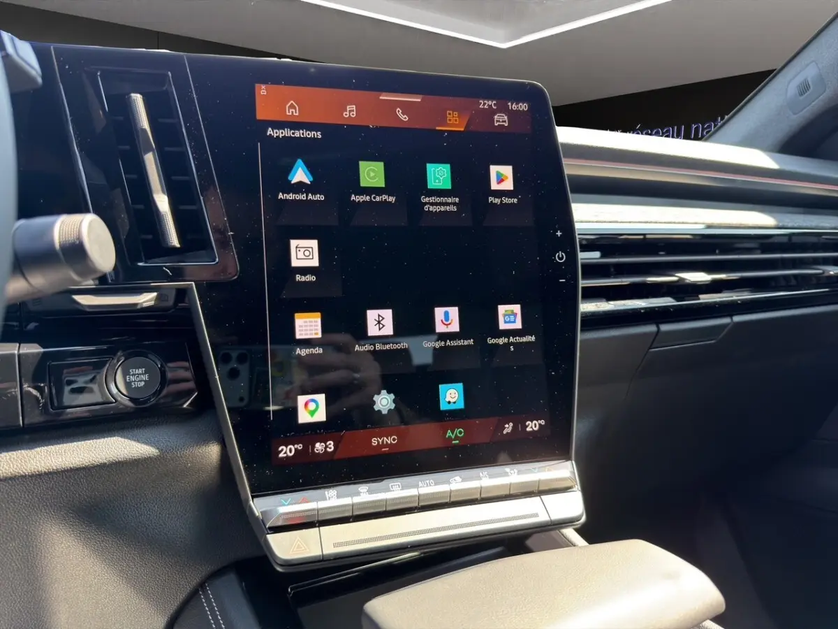 Vue intérieure du tableau de bord de la Renault Rafale 2025 avec grand écran tactile central et bouton démarrage noir.