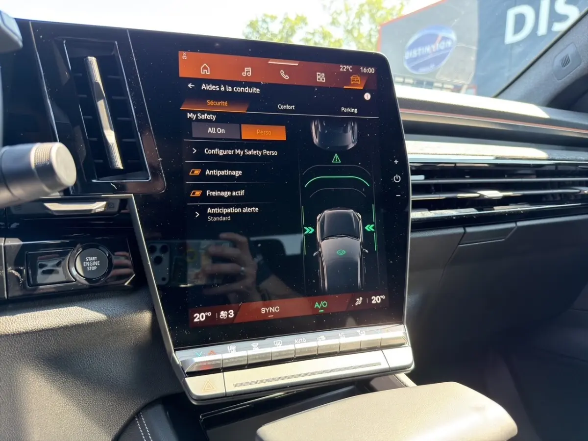 Écran tactile central vertical affichant les aides à la conduite dans l’habitacle noir du Renault Rafale 2025.