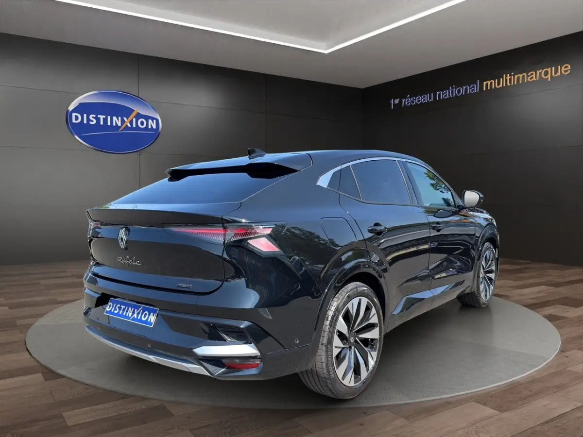 Vue 3/4 arrière droite du Renault Rafale noir brillant avec feux LED et jantes alliage distinctives.