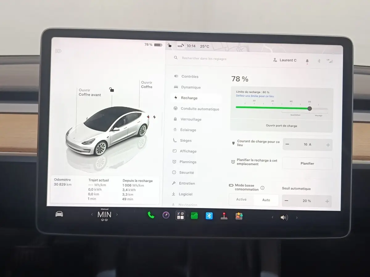 Écran tactile central de la Tesla Model 3 blanc 2022 affichant les réglages de recharge et l'autonomie.