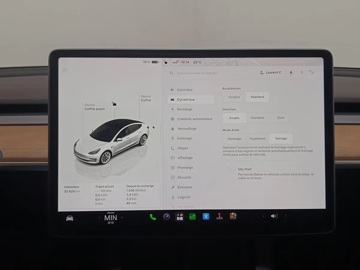 Écran tactile central montrant la configuration d'une Tesla Model 3 blanche vue en 3/4 avant.
