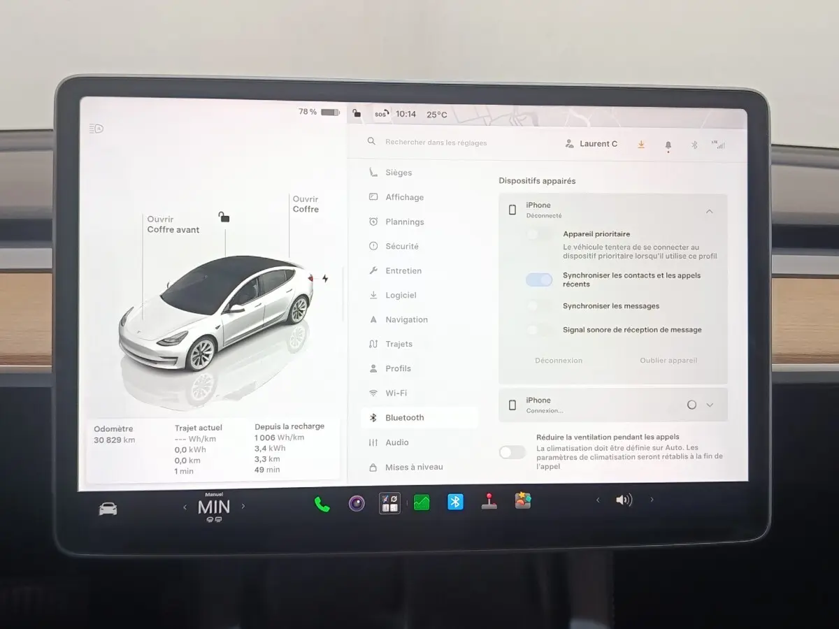 Écran tactile central de la Tesla Model 3 blanc 2022 affichant les réglages Bluetooth et véhicule en vue 3/4 avant.