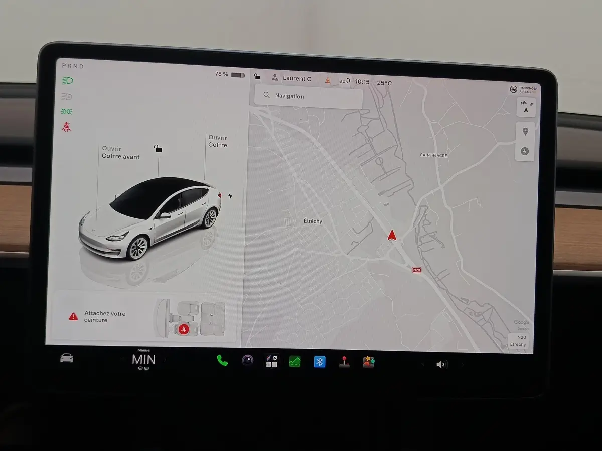 Écran tactile central de Tesla Model 3 blanc 2022 montrant navigation et vue 3/4 avant du véhicule.