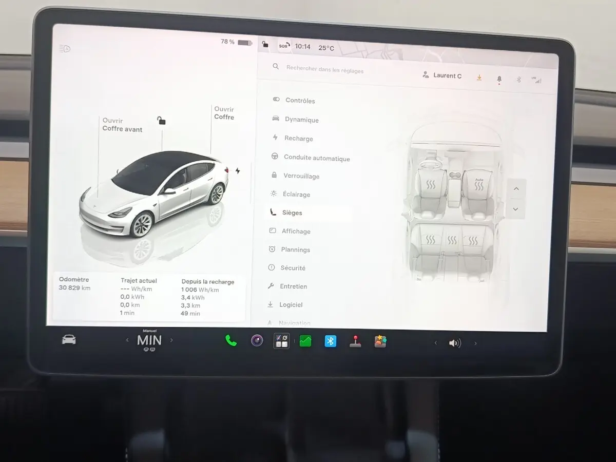 Écran tactile central de Tesla Model 3 blanc 2022 affichant les réglages des sièges et état du véhicule en vue intérieure.