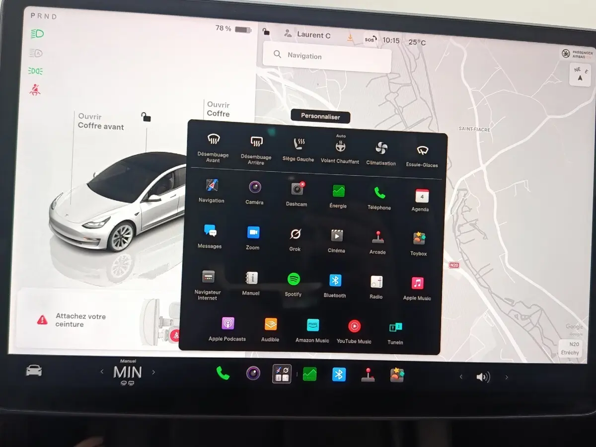Écran tactile central de la Tesla Model 3 blanche 2022 montrant la navigation et les options de personnalisation.