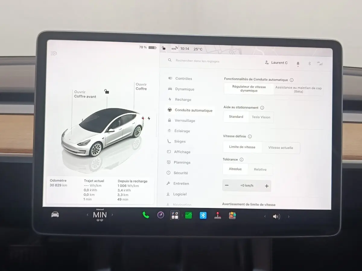 Écran tactile central affichant les réglages de conduite autonome d'une Tesla Model 3 blanche, vue intérieure.