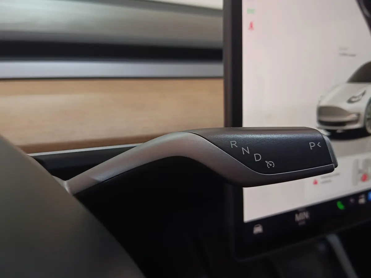 Le levier de vitesses gris et noir de la Tesla Model 3 Grande Autonomie 2022, vue intérieure rapprochée.