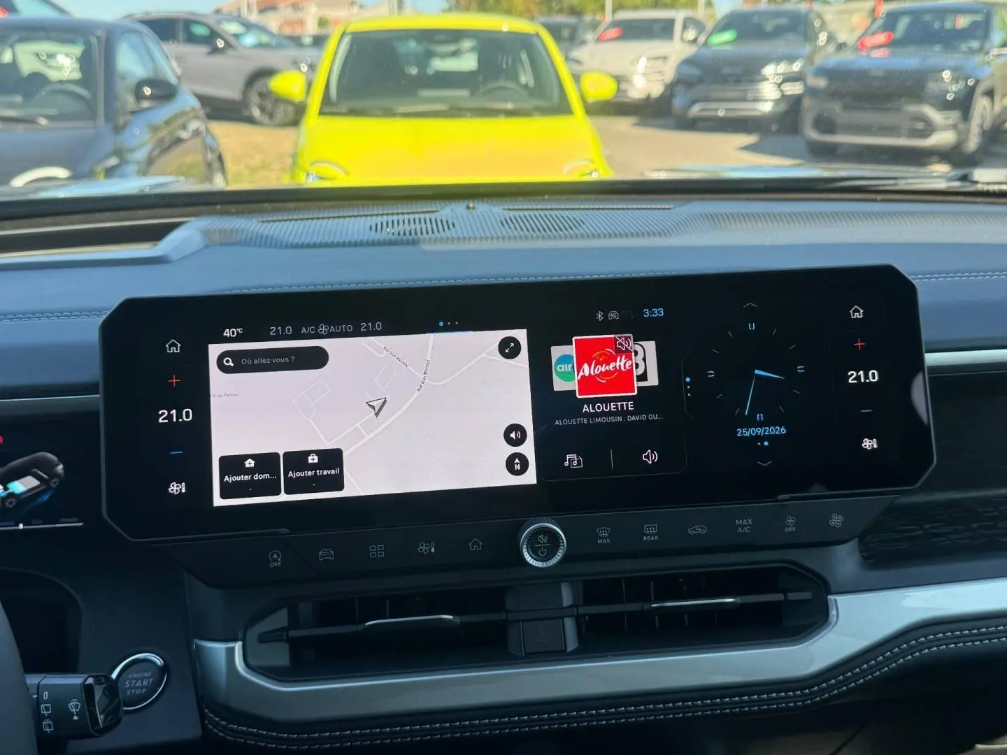 Vue intérieure du tableau de bord du Jeep Compass 2026 avec écran tactile large affichant navigation et radio, volant partiel visible.