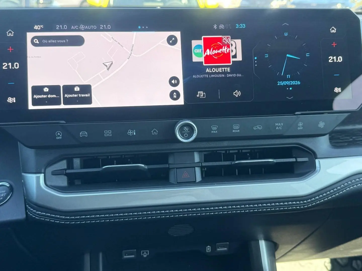 Tableau de bord du Jeep Compass 2026 avec écran tactile large et commandes climatisation intégrées, finition Yosemite toit noir.