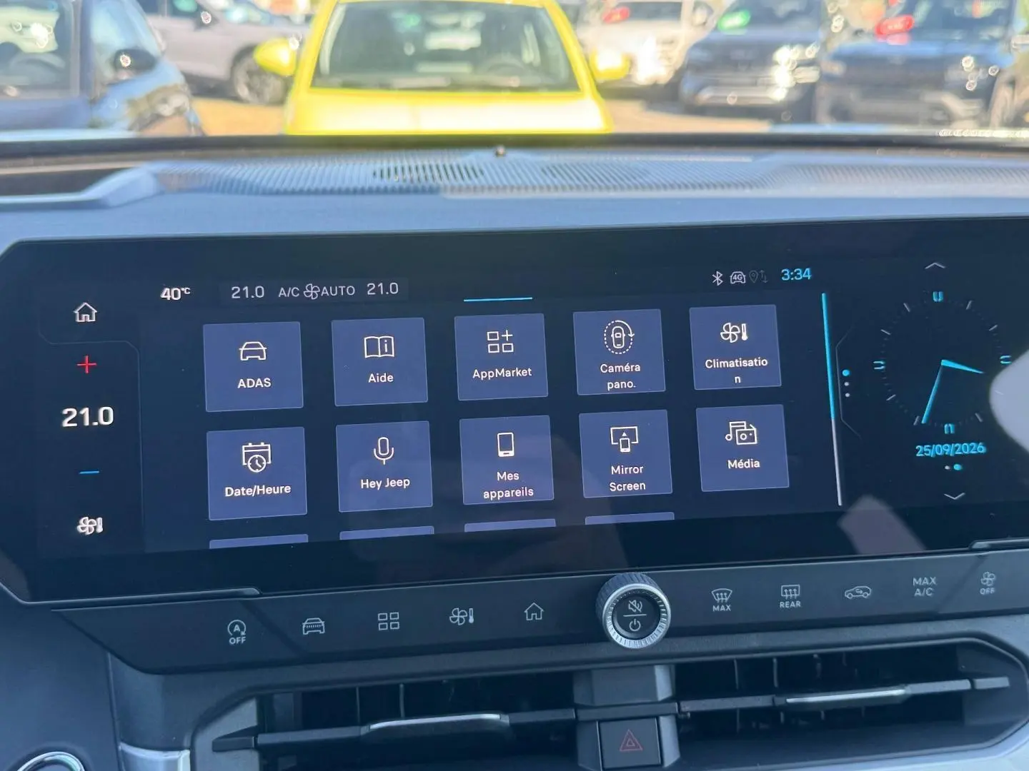 Vue rapprochée de l’écran tactile central du Jeep Compass 2026, affichant les options multimédia et climatisation.