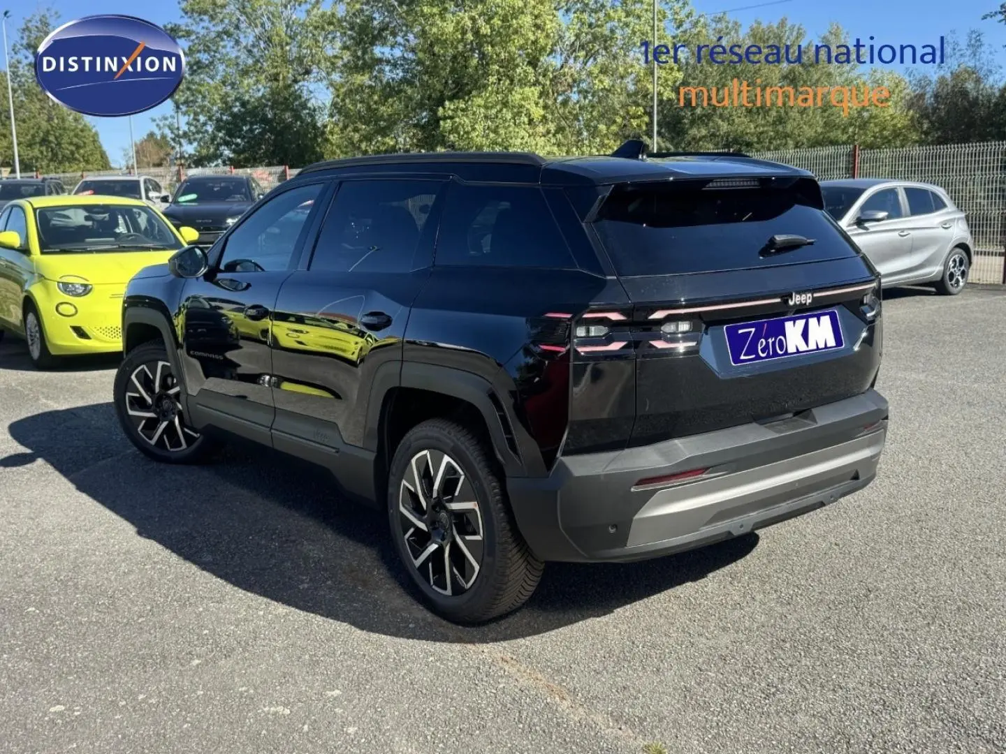 Vue 3/4 arrière droite d'un Jeep Compass 2026 noir avec toit noir, feux arrière LED et jantes alu distinctives.