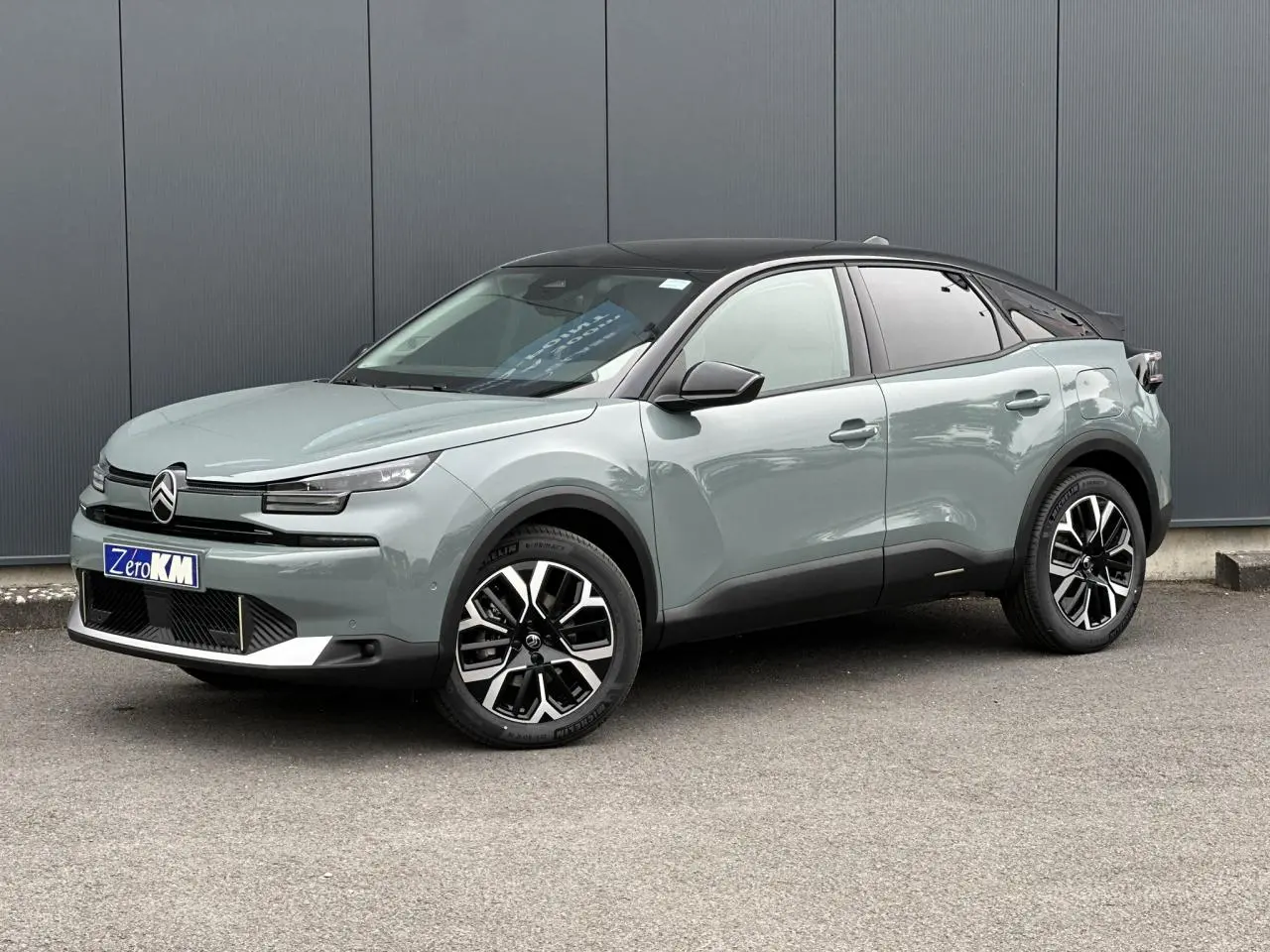 Citroën C4 Manhattan Green vue 3/4 avant droit avec toit noir et jantes alliage 18 pouces diamantées