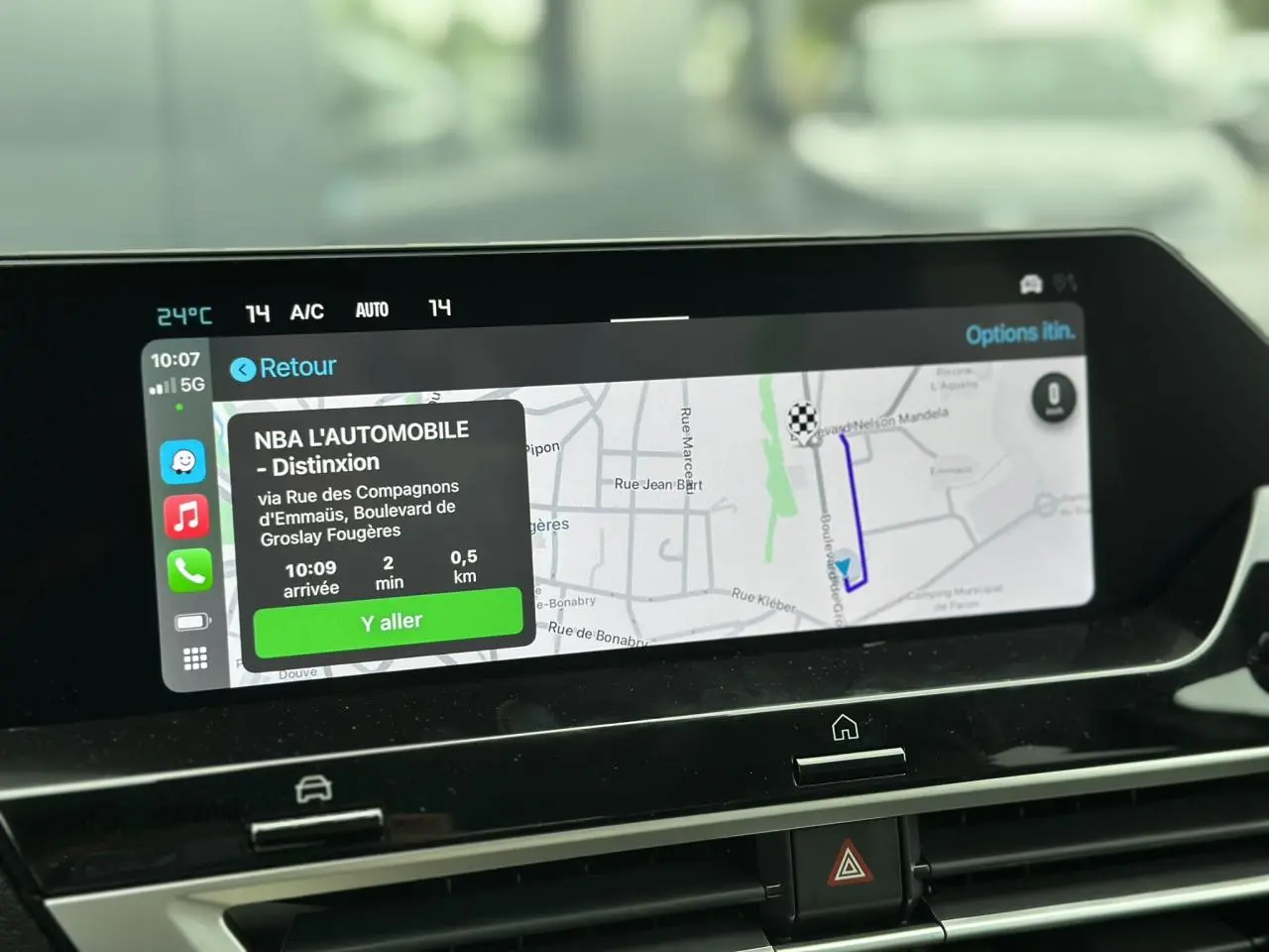 Écran tactile central de navigation GPS dans une Citroën C4 Manhattan Green, affichant un itinéraire urbain.