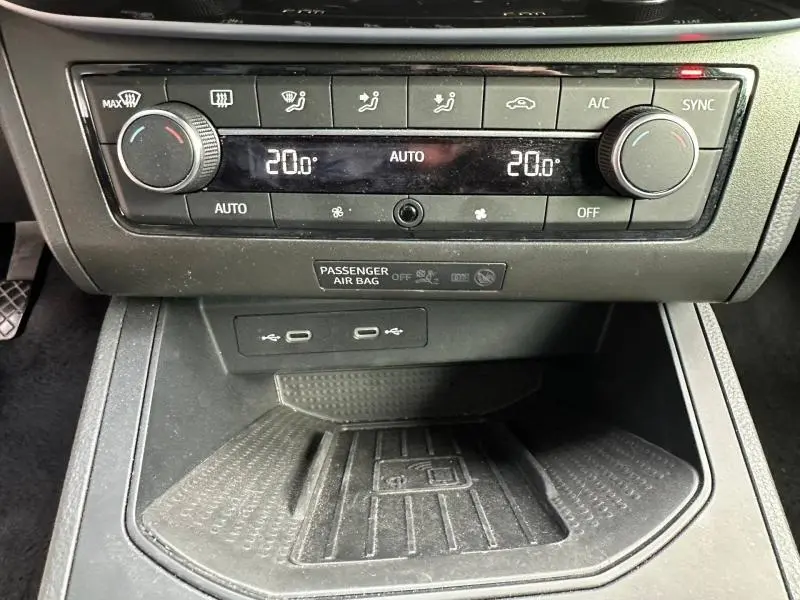 Tableau de bord de la SEAT IBIZA 2025 montrant la commande de climatisation digitale avec réglage à 20°C et ports USB-C.